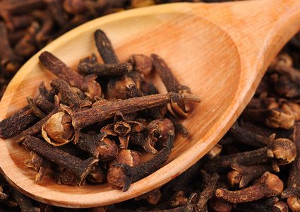 اضرار القرنفل منها الحساسية وألم العضلات