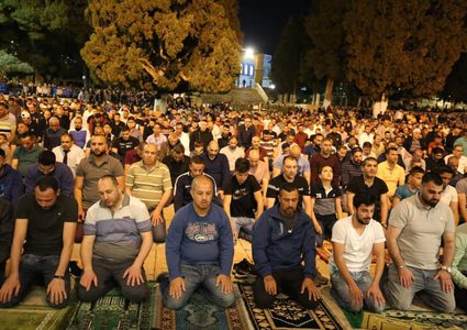 عشرات الآلاف يؤدون صلاة "التراويح" في رحاب الأقصى