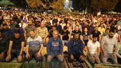 عشرات الآلاف يؤدون صلاة "التراويح" في رحاب الأقصى