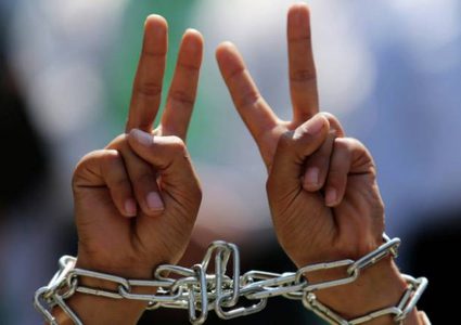 "هيئة الأسرى":الأسير الحروب يعلق إضرابه عن الطعام بعد تحقيق مطلبه