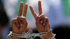"هيئة الأسرى":الأسير الحروب يعلق إضرابه عن الطعام بعد تحقيق مطلبه