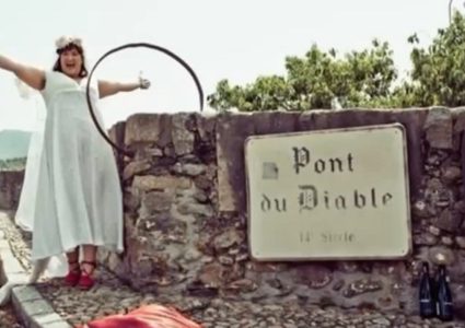 شابة تتزوج "عريسا" غير بشري!