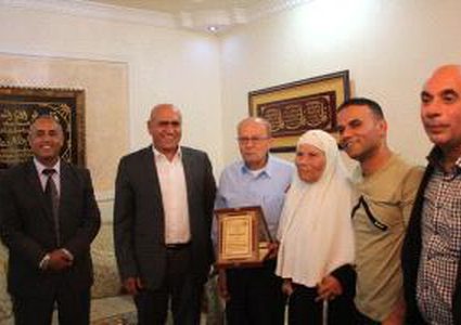 الرجوب وأبو بكر يكرمان الأسير المحرر رداد العارضة من جنين