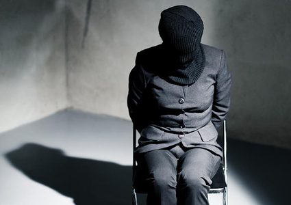 نساء يخطفن رجل أعمال في فندق فاخر!