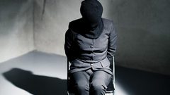 نساء يخطفن رجل أعمال في فندق فاخر!