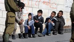 اعتقال طفل واحتجاز أربعة آخرين في القدس