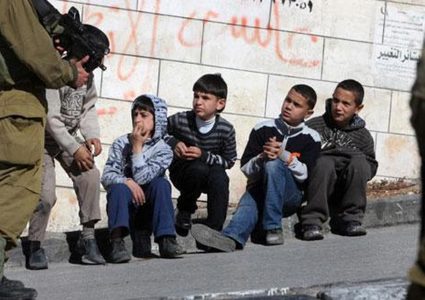 اعتقال طفل واحتجاز أربعة آخرين في القدس