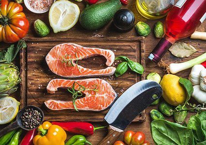 كيف يساعد خفض السعرات الحرارية على الحفاظ على الشباب