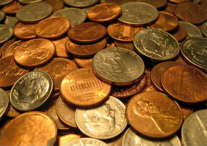 امرأة صينية تمتلك سيارة جديدة من ادخار القطع النقدية الصغيرة