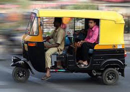 سائق "التوك توك" يصدم فتاة بطريقة جنونية