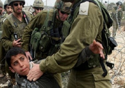 إصابة طفل بكسور إثر تعرضه لاعتداء قوات الاحتلال في الخليل