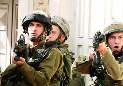 قوات الاحتلال تداهم بلدة يطا وتستدعي مواطنًا