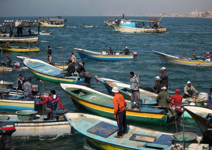 الصياديون يعلقون العمل بسبب تقليص تصدير الأسماك للضفة