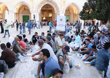 "الأقصى" يشهد افطارات جماعية وفردية عشية الجمعة الثالثة من رمضان