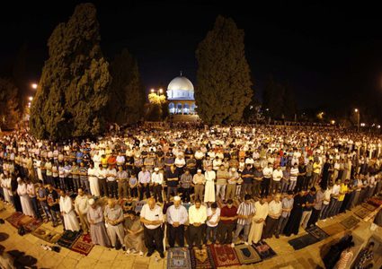 أكثر من 100 ألف مصل يؤدون "العشاء" و "التراويح" في رحاب "الأقصى"