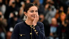 غوميز تصدم الجميع بإعلان زواجها من رجل يكبرها بـ 42 عاماً