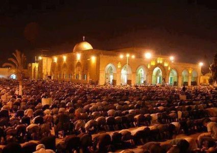 مئات المصلين يعتكفون في رحاب "الأقصى"