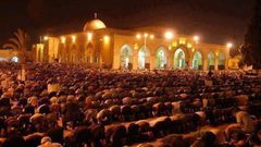 مئات المصلين يعتكفون في رحاب "الأقصى"