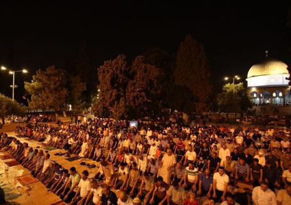 الآلاف يؤدون صلاتي العشاء والتراويح والمئات يعتكفون في الأقصى