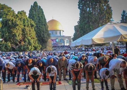 100 الف مصل يؤدون صلاة الجمعة بالاقصى