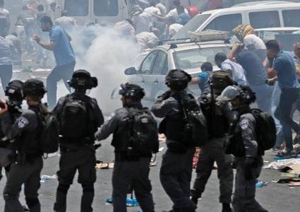 عشرات حالات الاختناق بالغاز المسيل للدموع قرب حاجز قلنديا