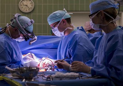 بالقلب.. إيطالي يطلق سهما قاتلا ويصيب نفسه