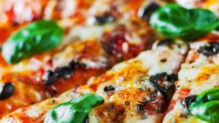 بيتزا الأجبان بالفطر والببروني