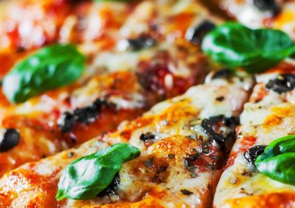 بيتزا الأجبان بالفطر والببروني