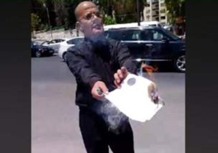 أردني يحرق شهادته تعبيرًا عن غضبه بعد رفض جامعته تعيينه!