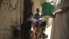 موجة الحر مستمرة .. خسائر بالملايين والشاطئ ملاذ الغزيين