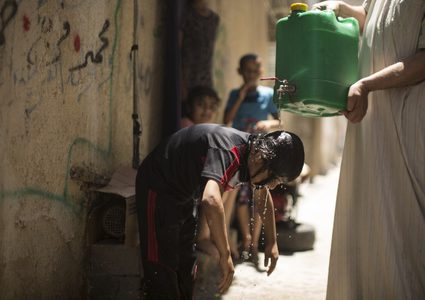 موجة الحر مستمرة .. خسائر بالملايين والشاطئ ملاذ الغزيين