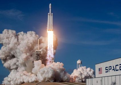 "سبيس إكس" تطلق "فالكون 9".. والهدف 60 قمرا صناعيا