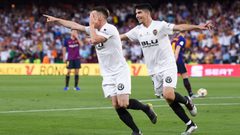 فالنسيا بطلا لكأس ملك إسبانيا بثنائية في شباك برشلونة