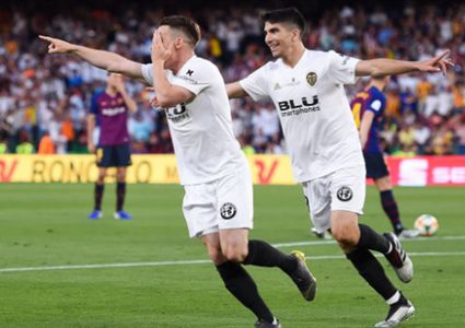 فالنسيا بطلا لكأس ملك إسبانيا بثنائية في شباك برشلونة