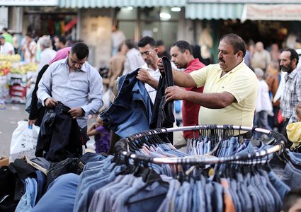 تجّار "يفقدون الأمل" بقدرة المواطن الشرائية: "بضاعة العيد وصلت"