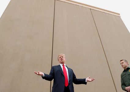 قاضٍ أمريكي يصدر قراراً يشكل ضربة لخطط ترامب مع المكسيك..