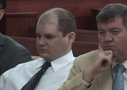 رجل يخنق أطفاله الخمسة .. وتجول بجثثم لمدة أربعة أيام حتى تعفنت!