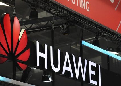 بعد قرار ترامب.. الصينيون يتحولون من آيفون إلى هواوي