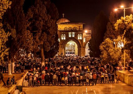 الآلاف يؤدون "التراويح" في الاقصى والمئات يواصلون الاعتكاف