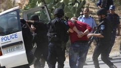 القبض على تجار مخدرات احتجزوا رهائن داخل مخيم الجلزون