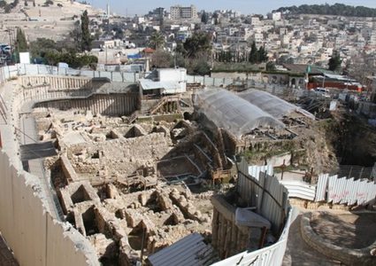 باحث: إسرائيل سرقت 3 ملايين وثيقة مقدسية من الأرشيف العثماني