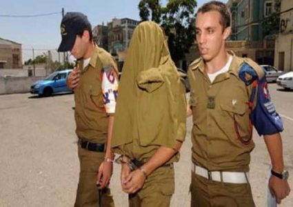 "صورة": جندي اسرائيلي متهماً بعدة قضايا منها حرق حقول للفلسطينيين