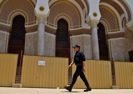 الجزائر.. إحالة ملفات مسؤولين كبار إلى المحكمة العليا