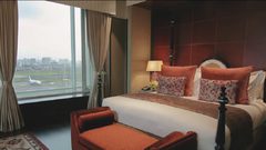 نساء يخطفن رجل أعمال في فندق فاخر!