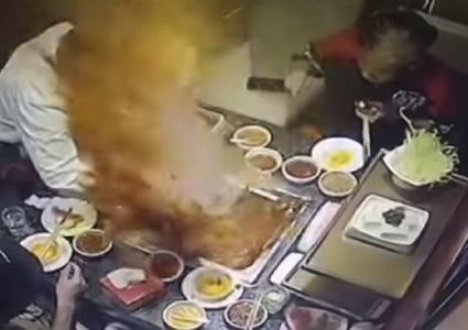 "انفجار حساء" بوجه نادلة وزبائن مطعم مشهور! (فيديو)