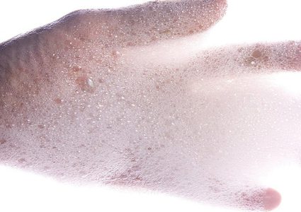 رجل يستحم في مغسلة صحون مطعم شهير! (فيديو)