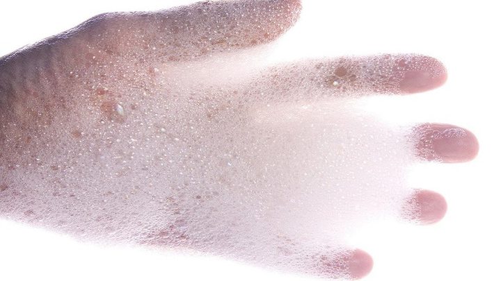 رجل يستحم في مغسلة صحون مطعم شهير! (فيديو)