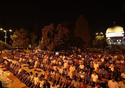 الآلاف يؤدون صلاتي العشاء والتراويح في المسجد الأقصى