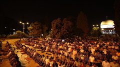 الآلاف يؤدون صلاتي العشاء والتراويح في المسجد الأقصى