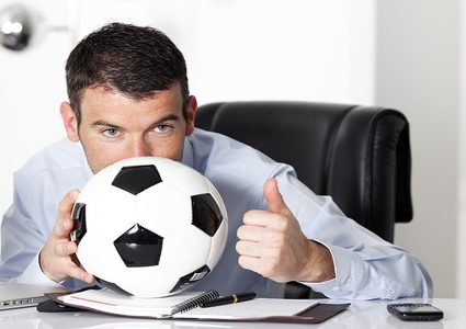 من هي الجهة التي تخيط كرات القدم للأندية العالمية..؟!